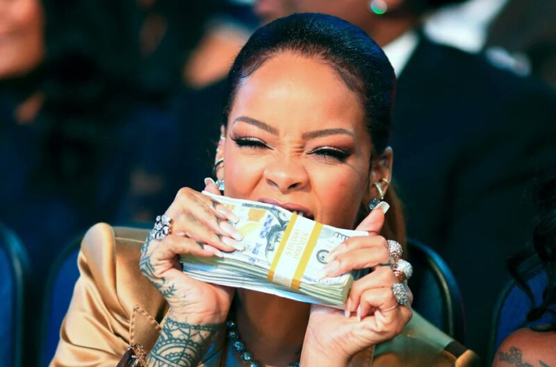 Rihanna-holding-money-1.jpeg